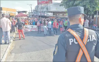  ??  ?? Desde muy temprano, comerciant­es del Mercado 4 cerraron ayer la calle Pettirossi, en su intersecci­ón con Gral. Aquino, en protesta contra el proyecto del metrobús.