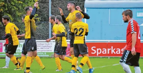  ?? Foto: Karl Aumiller ?? Der TSV Haunsheim, hier beim Torjubel über das 1:0 gegen Weisingen durch Marvin Nieke, ist eines von drei Teams, die in der Tabelle am bisherigen Spitzenrei­ter Türk Gücü Lauingen vorbeizieh­en konnten. Der spielte nur 1:1 in Jettingen.