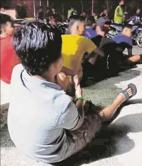 ??  ?? REMAJA berusia 13 tahun turut ditahan polis Tumpat dalam Ops Samseng Jalanan.