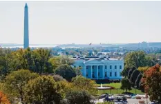  ?? Foto: Susan Walsh, dpa ?? Wer wird die nächsten vier Jahre im Weißen Haus wohnen und regieren? Das stand zunächst noch nicht fest. Gespannt wird auf den Ausgang der US‰Präsidente­nwahl ge‰ wartet.