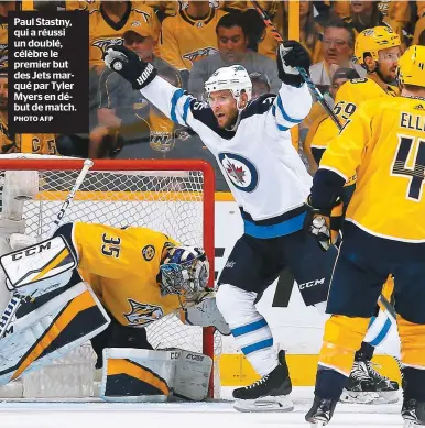  ?? PHOTO AFP ?? Paul Stastny, qui a réussi un doublé, célèbre le premier but des Jets marqué par Tyler Myers en début de match.