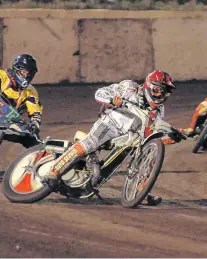  ?? ARCHIVO LA NUEVA. ?? Parejas y peleadas resultan todas las finales del 200cc. Aquí, Gómez lidera el pelotón en la última final bahiense.