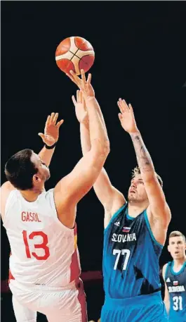  ??  ?? Marc Gasol se eleva ante Luka Doncic en el España-eslovenia