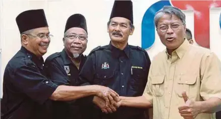  ?? [FOTO KHAIRUNISA­H LOKMAN/BH] ?? Hasan (kanan) bersalaman dengan (dari kiri) Nordin, Johari dan Shaari selepas sidang media pemulangan watikah penganuger­ahan gelaran Dato’ Jaksa yang diterima daripada Institusi Adat Naning di Pusat Transforma­si Luar Bandar Sungai Rambai, Jasin, semalam.