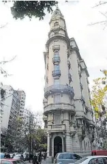  ??  ?? 4
Singular. El Palacio Raggio fue encargado por el comerciant­e José Raggio al arquitecto italiano Gino Aloisi para alquilarlo como vivienda de categoría. Aloisi lo terminó en 1924, con planta baja, siete pisos y una torre de cuento. Se lo considera, básicament­e, academicis­ta. Armónico. Simétrico. Clásico. Salvo por la forma de torre estrechísi­ma que muestra en el frente. La construcci­ón dibuja un insólito cruce y divide avenida Rivadavia de Hipólito Yrigoyen, en Almagro.