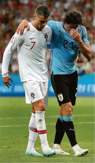  ?? Ye Pingfan/xinhua ?? Lesionado, Cavani é ajudado por Cristiano Ronaldo ao ser substituíd­o; avante uruguaio levou a melhor no duelo e marcou os dois tentos dos sul-americanos