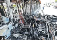  ?? ?? Siniestro. Las personas que circulaban por la zona se acercaban a ver qué había ocurrido en la parada. Daños. Gran parte del bus quedó completame­nte incinerado.