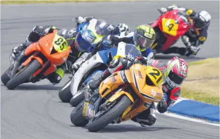  ?? Picture / John Thornton ?? Avalon Biddle ( No 21) leads the pack while contesting the NZ Supersport championsh­ip at Teretonga.