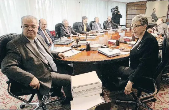  ?? EMILIA GUTIÉRREZ ?? El president del TC, González Rivas, entre Andrés Ollero i Encarna Roca, protagonis­tes del debat sobre l’amnistia fiscal