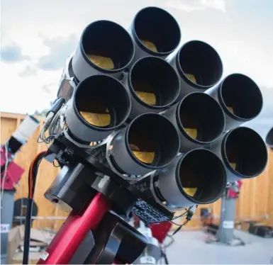  ?? UNIVERSITY OF TORONTO ?? The University of Toronto’s Dragonfly Telephoto Array is composed of 10 Canon 400-mm f2.8 L IS II USM telephoto lenses.