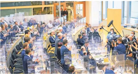  ?? FOTO: KLAUS-DIETMAR GABBERT/DPA ?? Medienvert­reter drängen sich im Plenarsaal des Landtags von Sachsen-Anhalt vor dem Platz von Reiner Haseloff.