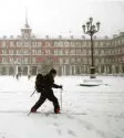  ?? Foto: Comas, dpa ?? Skifahrer auf der Plaza Mayor, dem zen‰ tralen Platz Madrids.