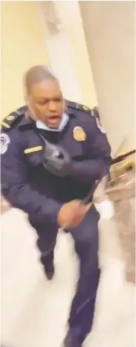  ?? IGOR BOBIC / HUFFPOST FILES ?? A video by Igor Bobic of HuffPost shows Capitol Police
Officer Eugene Goodman in action last Wednesday.