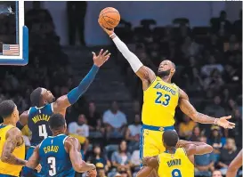  ??  ?? Así se ve LeBron James como jugador de Lakers, donde sigue impactando