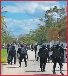  ??  ?? Moto taxistas del municipio de Escárcega ya fueron llevados al Cereso de San Francisco Kobén