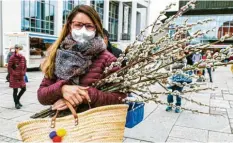  ??  ?? Mathilde Boillat aus Stettenhof­en ist wegen der Liebe aus der Schweiz nach Deutsch‰ land gezogen. Sie freut sich über ihre Palmkätzch­en.