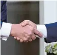  ?? Foto: Brendan Smialowski, afp ?? Gewohnt fester Händedruck zweier poli tischer Schwergewi­chte: Donald Trump und Putin.
