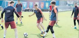  ?? FOTO: FCB ?? Ruiz de Galarreta, en el centro del rondo, presionand­o a Sergi Roberto