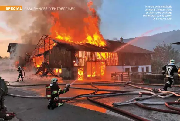  ??  ?? Incendie de la menuiserie Juillerat & Christen, située en plein centre du village de Sornetan, dans le canton de Berne, en 2019.