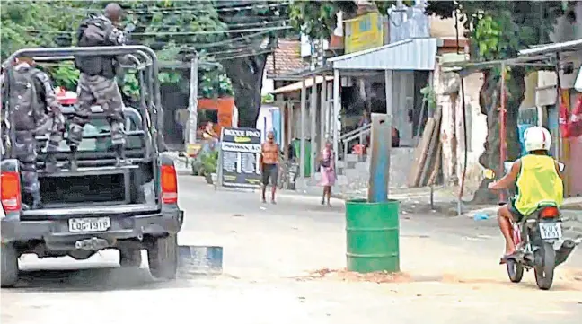  ?? REPRODUÇÃO / FACTUAL RJ ?? Policiais militares do Batalhão de Choque fizeram operação na Vila Kennedy, em Bangu, ontem. Foram mapeados pelo menos 42 pontos de barricadas na favela e tiros assustaram moradores