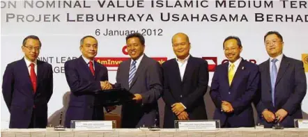  ??  ?? Highly-rated sukuk: (from left) Kok, Nazir, Izzaddin, Shahril, Wahid and Chan at the sukuk commemorat­ive signing.