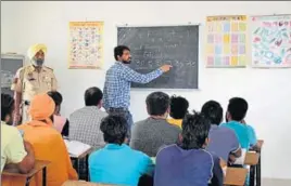  ??  ?? Murder convict Ved Parkash teaching fellow inmates at the Kapurthala jail. SIKANDER SINGH CHOPRA/HT