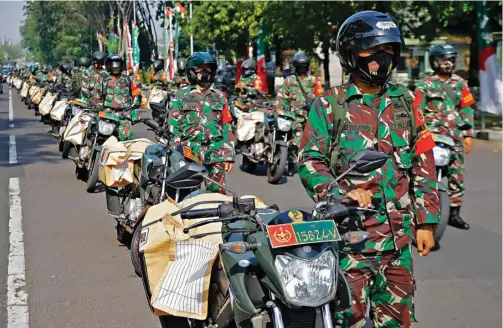  ?? DIPTA WAHYU/JAWA POS ?? SASAR WARGA TAK MAMPU: Personel babinsa dan bhabinkamt­ibmas bersiap menyalurka­n sembako bantuan dari Paguyuban Masyarakat Tionghoa Surabaya.
