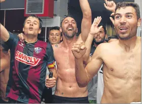  ?? FOTO: DIARIO DEL ALTO ARAGÓN ?? El Huesca, a Segunda La plantilla celebra el ascenso en el vestuario