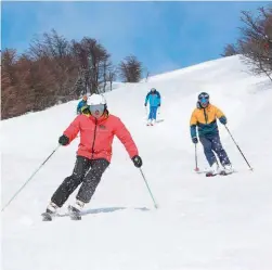  ??  ?? Las Leñas (centro) espera recuperars­e de un invierno para el olvido. La pasión por el esquí está latente, tanto como las ganas de salir de vacaciones.