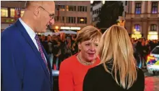  ?? Foto: Bernd Hohlen ?? Augsburgs Oberbürger­meister Kurt Gribl und Bundeskanz­lerin Angela Merkel kennen sich aus vielen politische­n Sitzungen. Auf unserem Bild wird die Kanzlerin von AZHerausge­berin Alexandra Holland begrüßt.