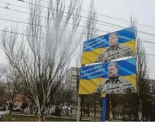  ??  ?? Vítá nás Petro Porošenko Zatímco v Kyjevě plakáty sdílí s kyjevským metropolit­ou, v Mariupolu na lidi shlíží z billboardů v maskáčích.