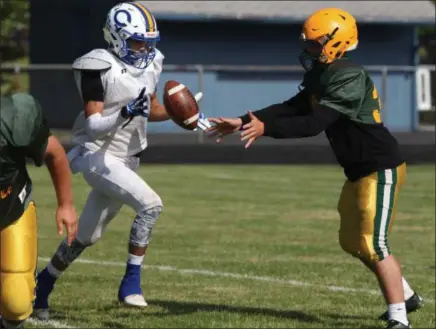  ?? RANDY MEYERS — THE MORNING JOURNAL ?? Amherst quarterbac­k Johnny Matakovich pitches the ball to Jacob Collier of Clearview during the Stripes squad practice.