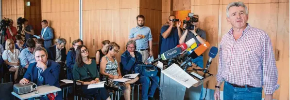  ?? Foto: Bernd von Jutrczenka, dpa ?? Michael O’Leary (rechts im Bild) ist ein besonderer Typ. Der Chef des irischen Billig Fliegers Ryanair liebt die Presse, und die Presse liebt ihn. Gestern war wieder so ein Tag, an dem er in Berlin seinem Zorn über die Rolle der Lufthansa bei der Air...