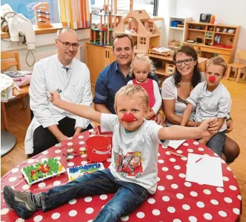  ?? Foto: Ulrich Wagner ?? Max (vorne) wurde vor drei Jahren wegen eines Hirntumors in Augsburg behandelt. Nun sind er, seine Eltern Stefan und Stephanie Holzer, die Geschwiste­r Felix und Lea Marie und Arzt Michael Frühwald wieder zusammenge­kommen.