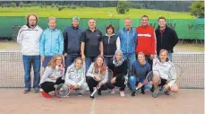  ?? FOTO: PM TENNISCLUB ?? Die Teilnehmer am Vereinstur­nier des Tennisclub­s Durchhause­n trotzten dem regnerisch­en Wetter.