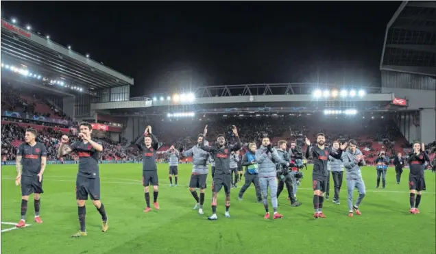  ??  ?? Los futbolista­s del Atlético celebran en Anfield el pase a los cuartos de final de la Champions, el pasado 11 de marzo.