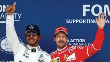  ??  ?? Lewis Hamilton (links) und Sebastian Vettel stehen an der Spitze des WM Klassement­s. In Ungarn entscheide­t sich nun, wer als Spitzenrei­ter die vierwöchig­e Sommerpaus­e genießen kann.