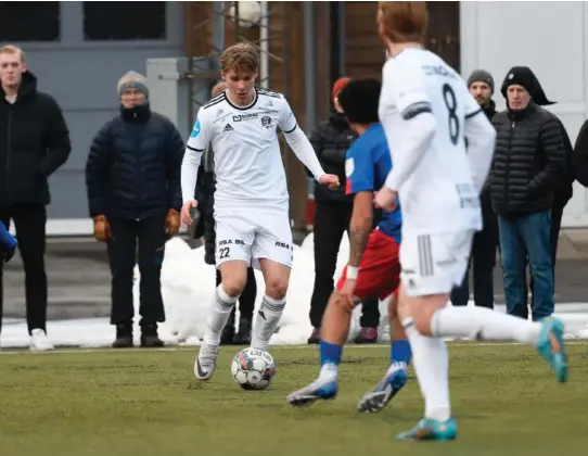  ?? FOTO: MARIUS GUNDERSEN ?? KASTET UT PÅ BANEN: Kristian Bjorvatn fikk plutselig sjansen for Arendal Fotballs A-lag mot Lørenskog.