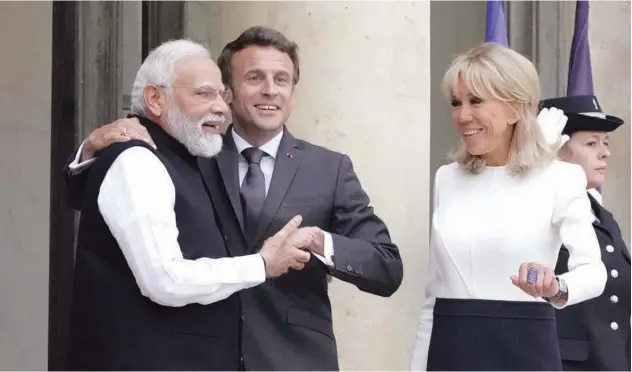  ?? Associated Press ?? ↑ Emmanuel Macron and his wife Brigitte Macron welcome Narendra Modi prior to a meeting at the Elysee palace in Paris on Wednesday.