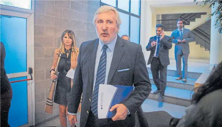  ?? MARIO QUINTEROS ?? Conferenci­a. Ayer por la tarde, en Avellaneda, el procurador de la provincia de Buenos Aires, Julio Conte Grand, y la fiscal del caso, María Soledad Garibaldi.