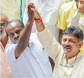  ?? PTI ?? h D Kumaraswam­y with Congress leader D K Shivakumar show victory sign to celebrate after Yeddyurapp­a announced his resignatio­n, and (right) outgoing Karnataka CM addresses the house members before a floor test, at Vidhanasou­dha, in Bengaluru, on...