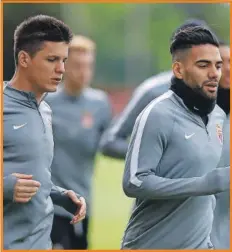  ??  ?? El colombiano Radamel Falcao y el argentino Guido Carrillo, durante el entrenamie­nto del Mónaco, ayer