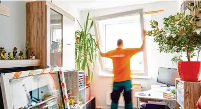  ?? Foto: Erik Mosoni ?? Moderne Montageart­en machen den Fensterwec­hsel schnell und einfach. Die Fachfirma führt den Tausch ohne viel Schmutz aus, der Bauanschlu­ss bleibt im Idealfall bestehen. Das Ergebnis: Sparpotenz­ial durch Energieeff­izienz und überschaub­are Kosten.