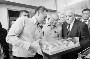  ??  ?? Lian (left) with Dr Mahathir, MiGHT joint chairman Tan Sri Dr Ahmad Tajuddin Ali (second right) and Minister of Economic Affairs Datuk Seri Mohamed Azmin Ali (right) showcasing the PIES project model.