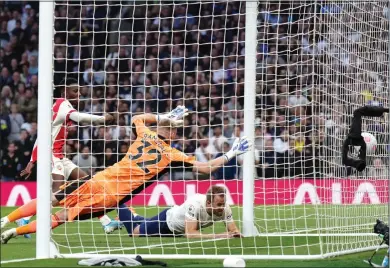  ?? ?? Harry Kane doubles Spurs’ lead from close range after opening the scoring from the penalty spot