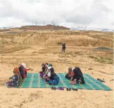 ?? FOTO: BEAT SANDKÜHLER ?? So sieht Schule aus, wenn Nomadenkin­der in der Wüste Afghanista­ns unterricht­et werden.