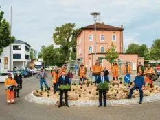  ?? Foto: Koenen/Stadt Dillingen ?? Die Aktion „Unser Landkreis blüht auf“startet auch im Landkreis Dillingen. Vorne in der Mitte sind (links) Oberbürger­meister Frank Kunz und (rechts) Landrat Leo Schrell am Kreisel beim Dillinger Bahnhof zu sehen.