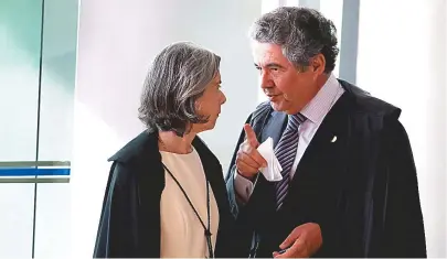  ??  ?? Ministra Cármen Lúcia votou contra a desaposent­ação; Já o ministro Marco Aurélio Mello votou a favor