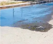  ?? RODRÍGUEZ ?? Las aguas negras se han desbordado por la vía pública en las obras recientes/iván