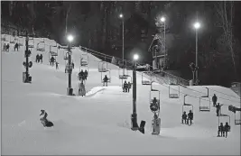  ?? [ADAM CAIRNS/DISPATCH] ?? Skiers and snowboarde­rs take part in an evening on the slopes at Mad River Mountain, which has been purchased by Vail Resorts.